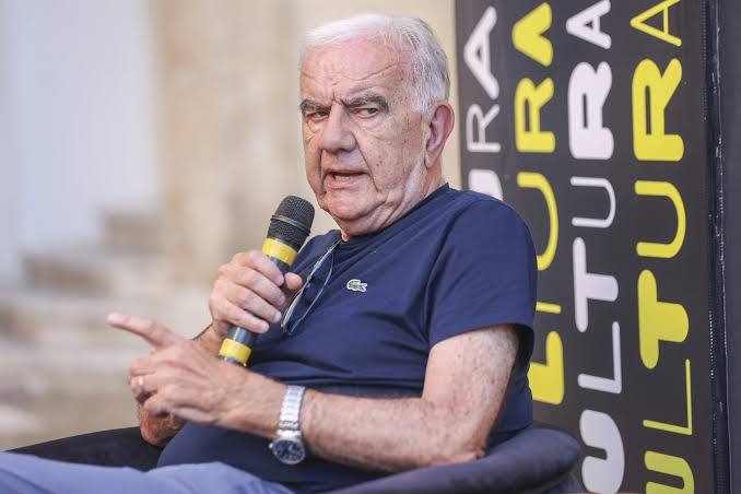 Gene Gnocchi parla al microfono durante un incontro pubblico