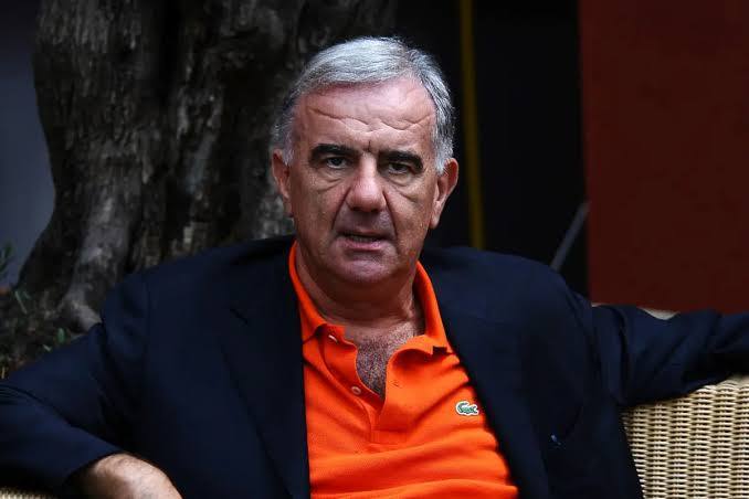 Gene Gnocchi con polo arancione e giacca blu