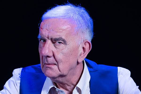 Gene Gnocchi in un ritratto con gilet blu su sfondo scuro